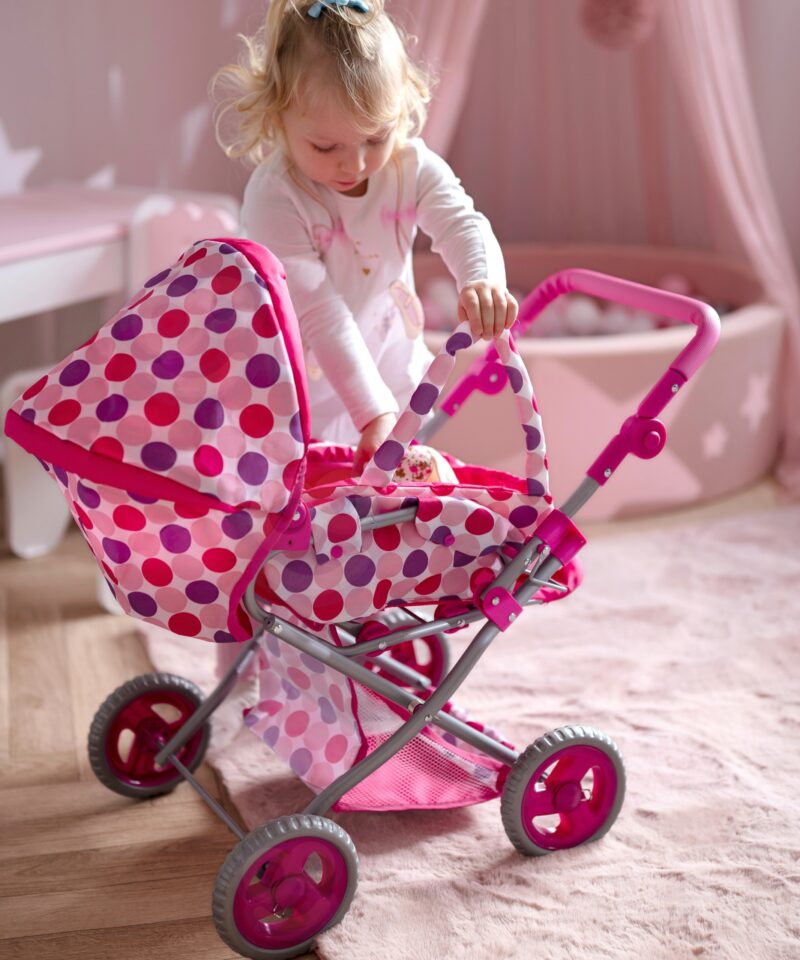 Stiilne nukkude jalutuskäru