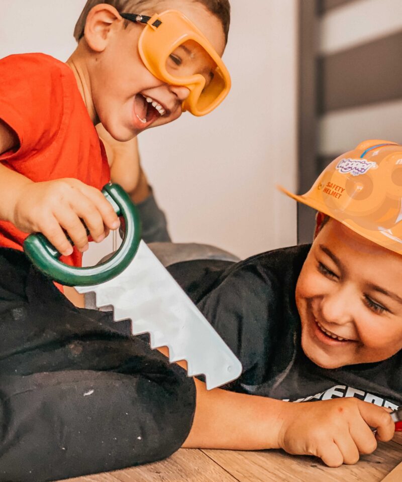 Lapsed mängivad tööriistakomplektiga