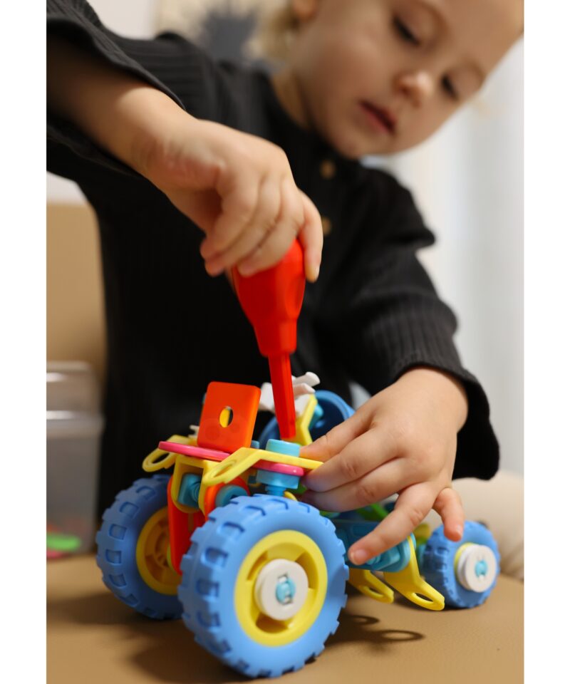 Konstruktorkomplekt erinevate sõidukite loomiseks