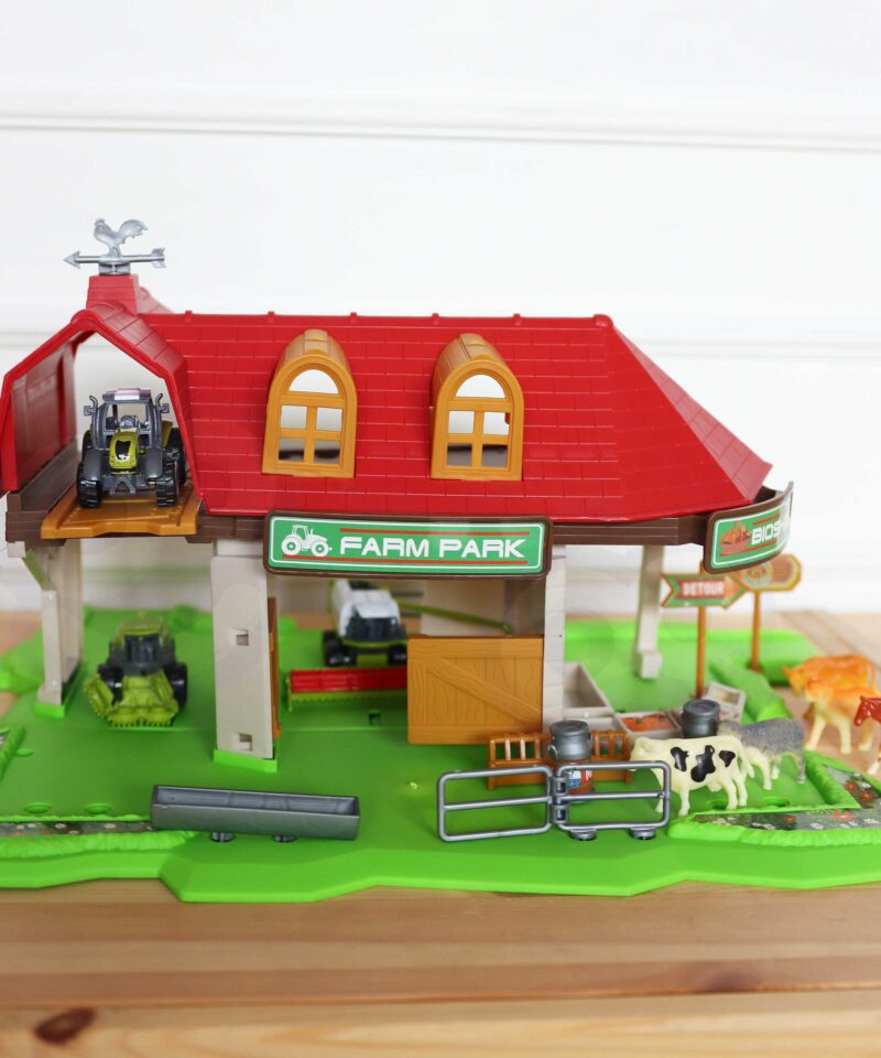 Komplekt sisaldab farmi ja traktoreid