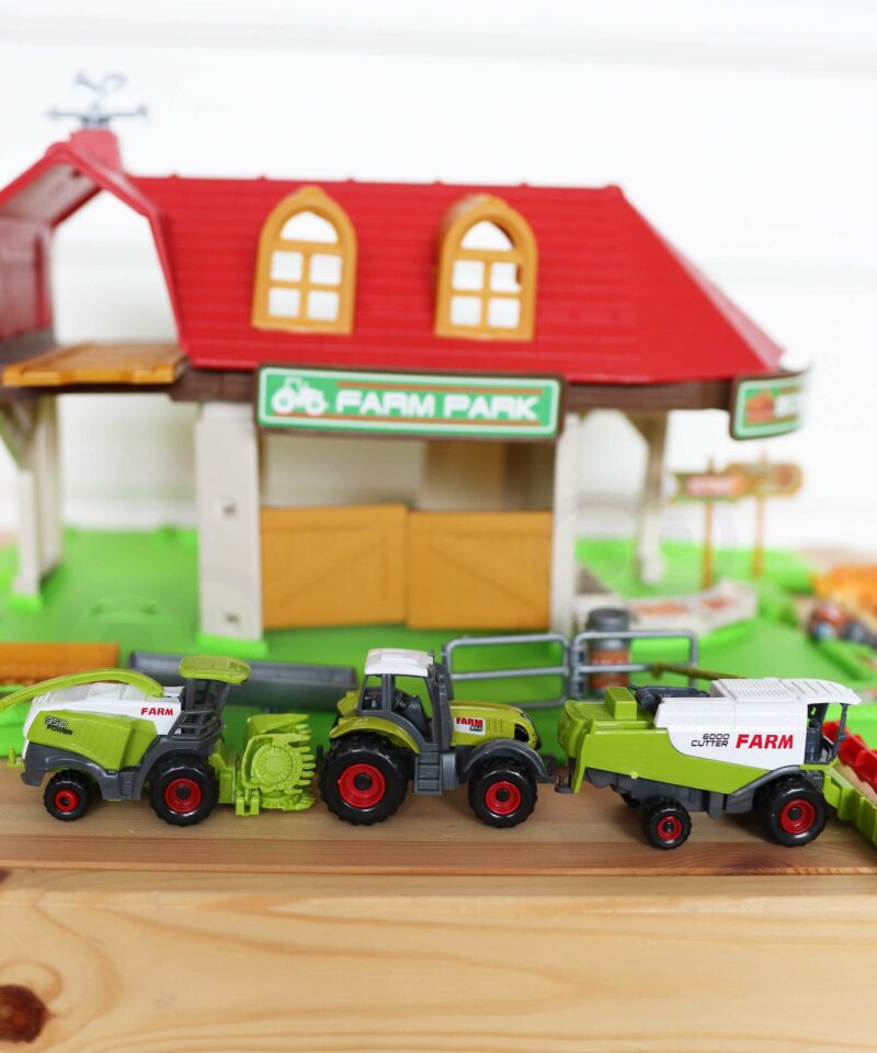 Lastele sobiv mängufarm koos loomadega