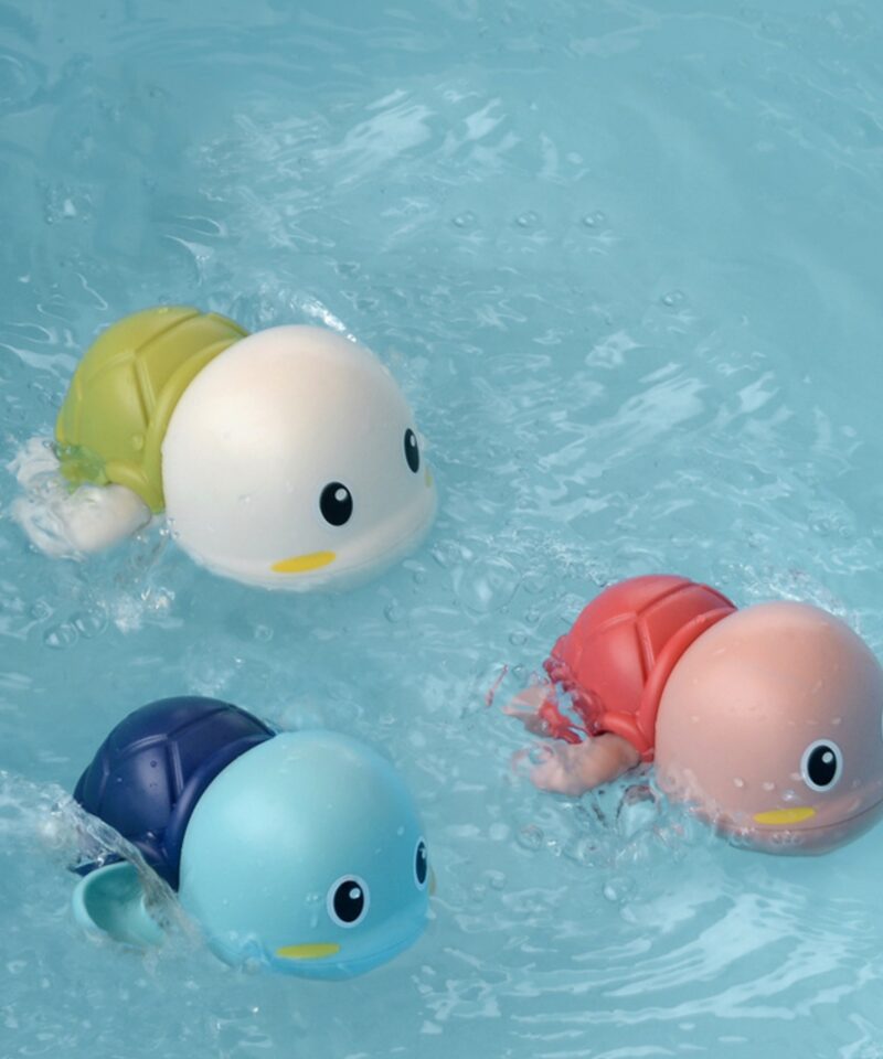 Värvikas kilpkonn vannimänguasjana