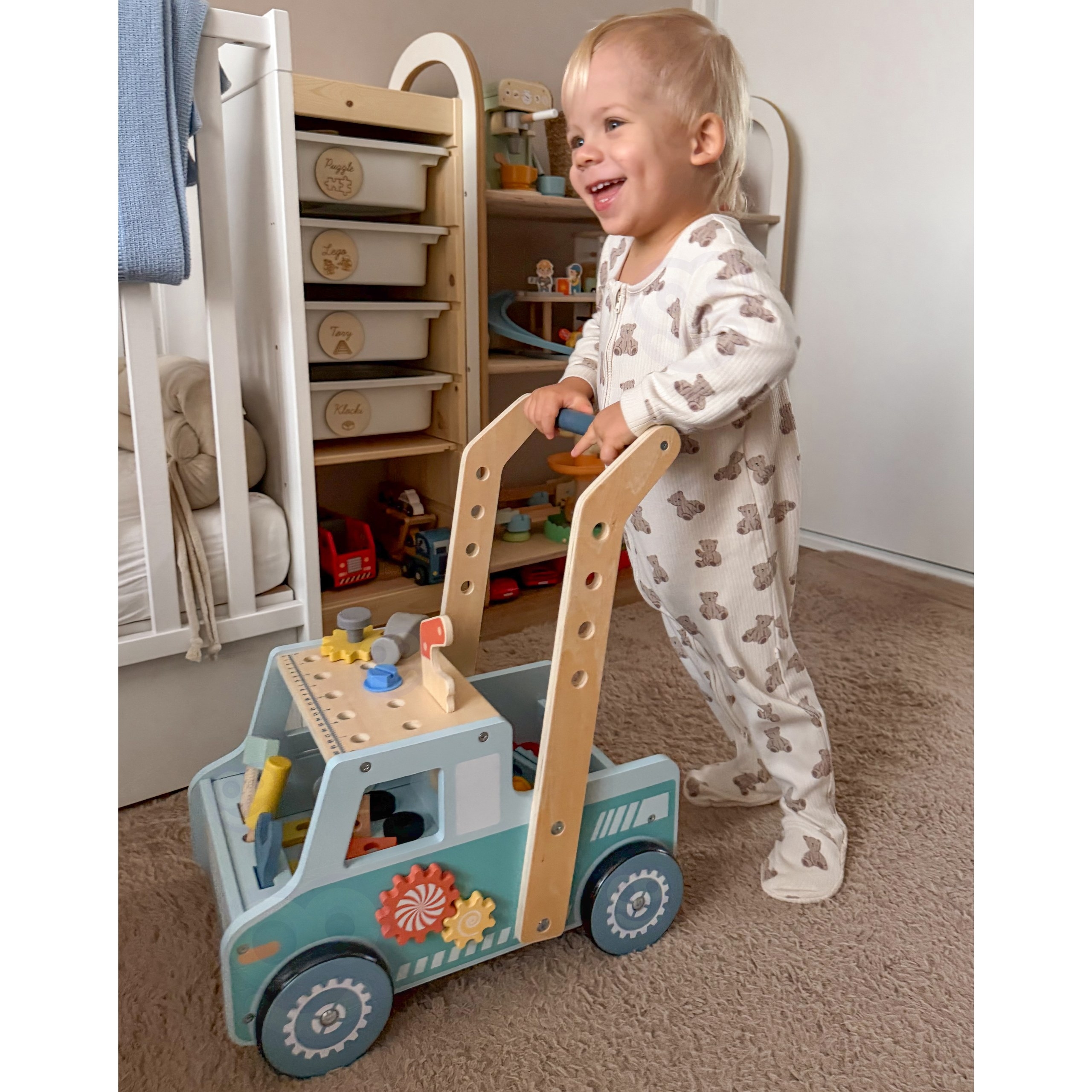 Ergonoomiline käepide ja stabiilsed rattad