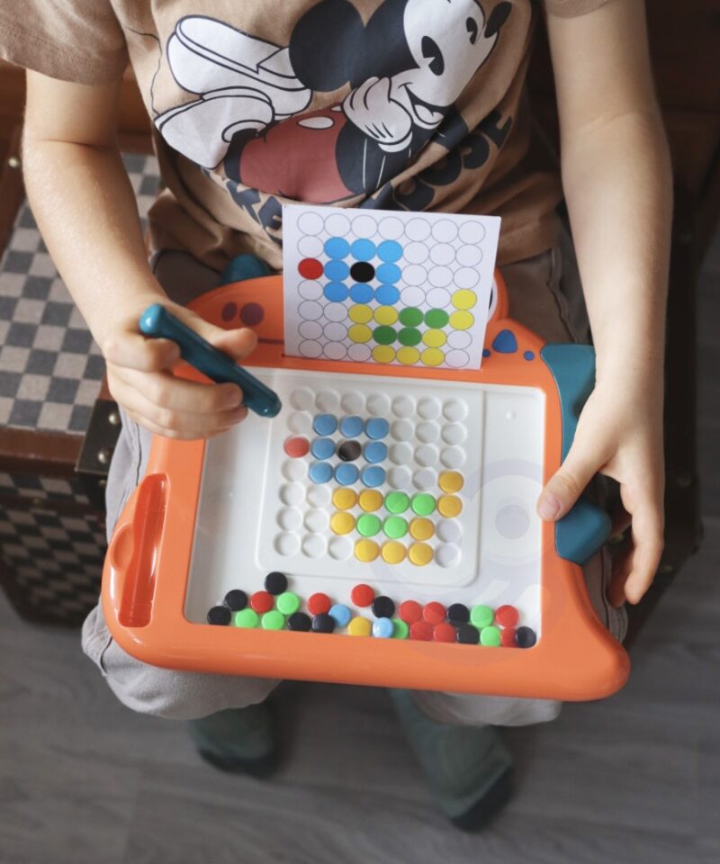 Lastele mõeldud magnetnupud ja pliiats