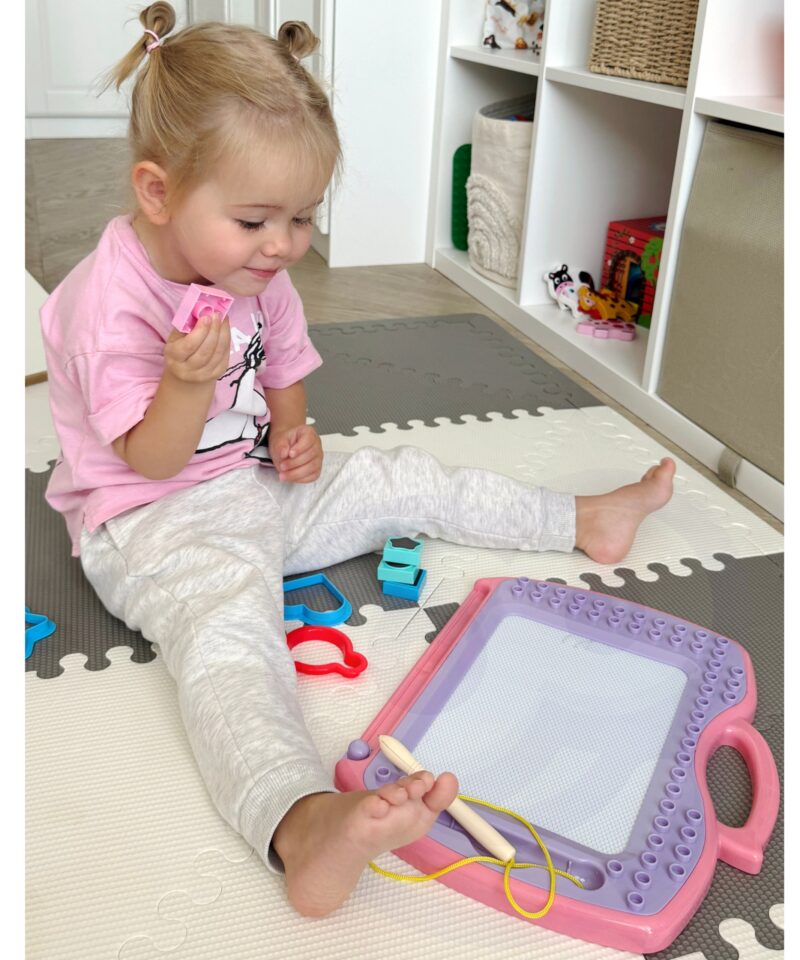 Magnetiline tahvel koos pliiatsi ja templitega