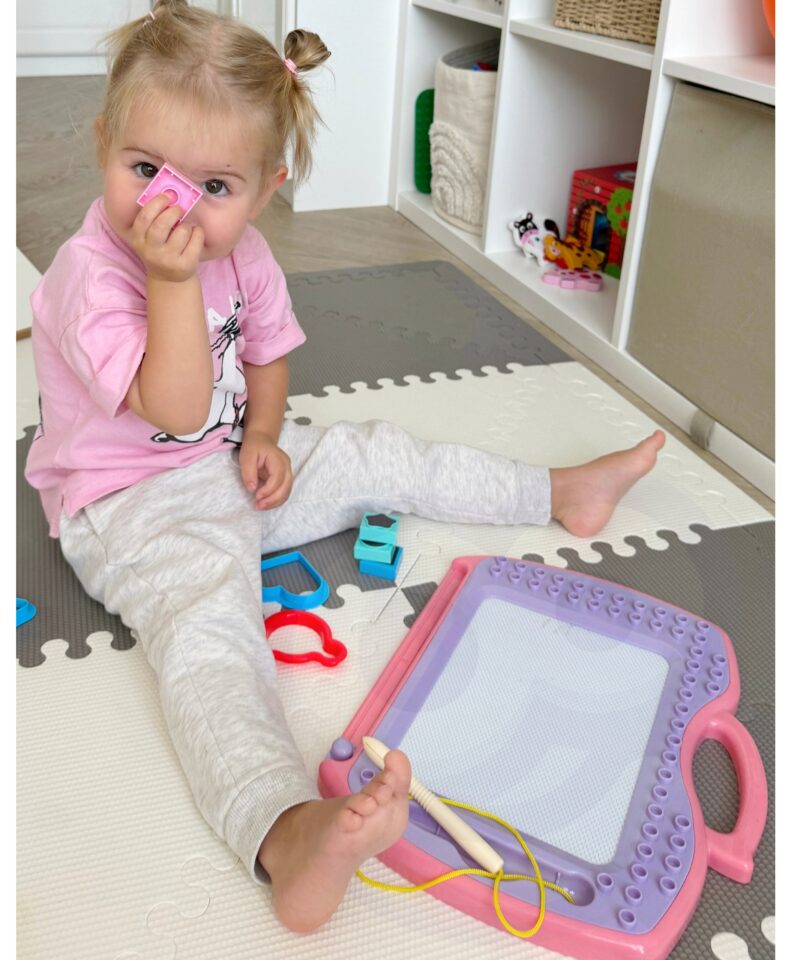 Lapsed joonistavad magnetilisel tahvlil