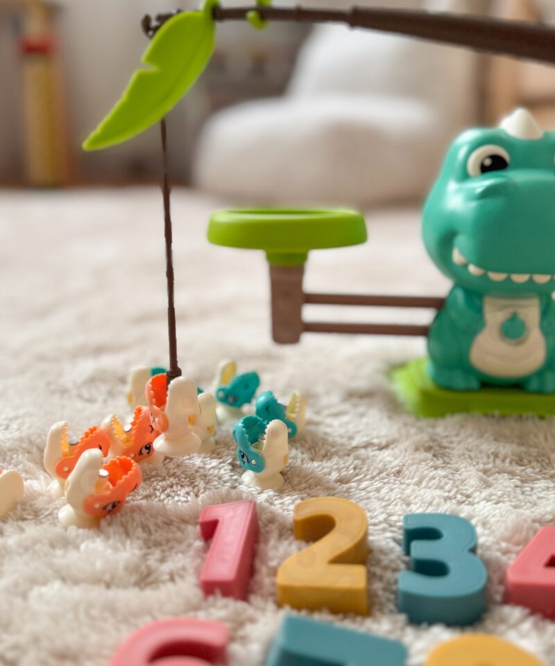 Värviline ja hariv dino-mäng