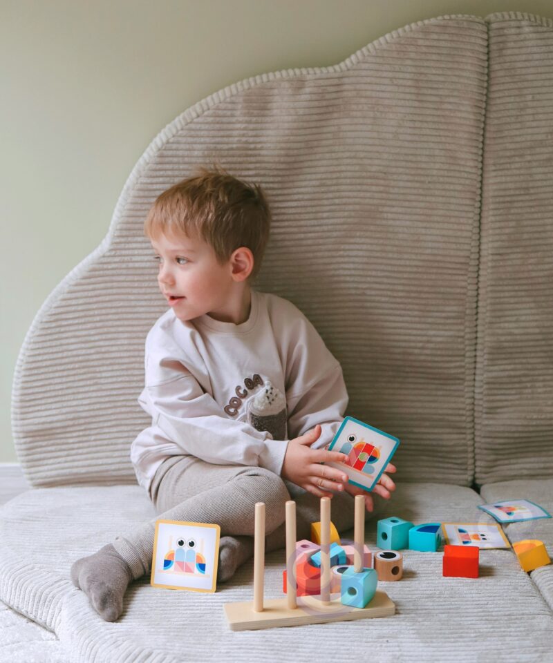Puidust klotsid, mis toetavad laste arengut