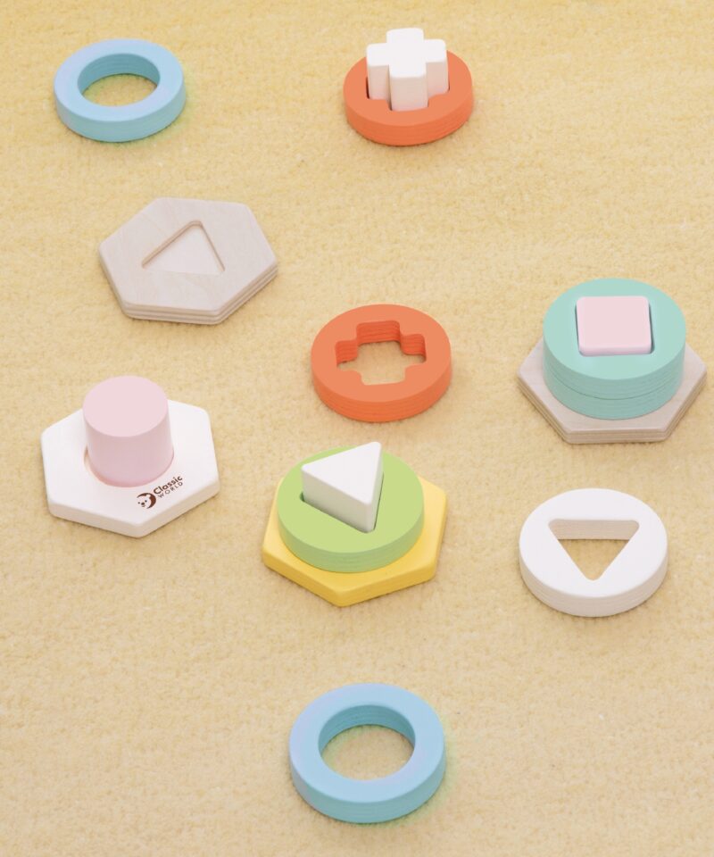 Laps mängimas Montessori sorteriga