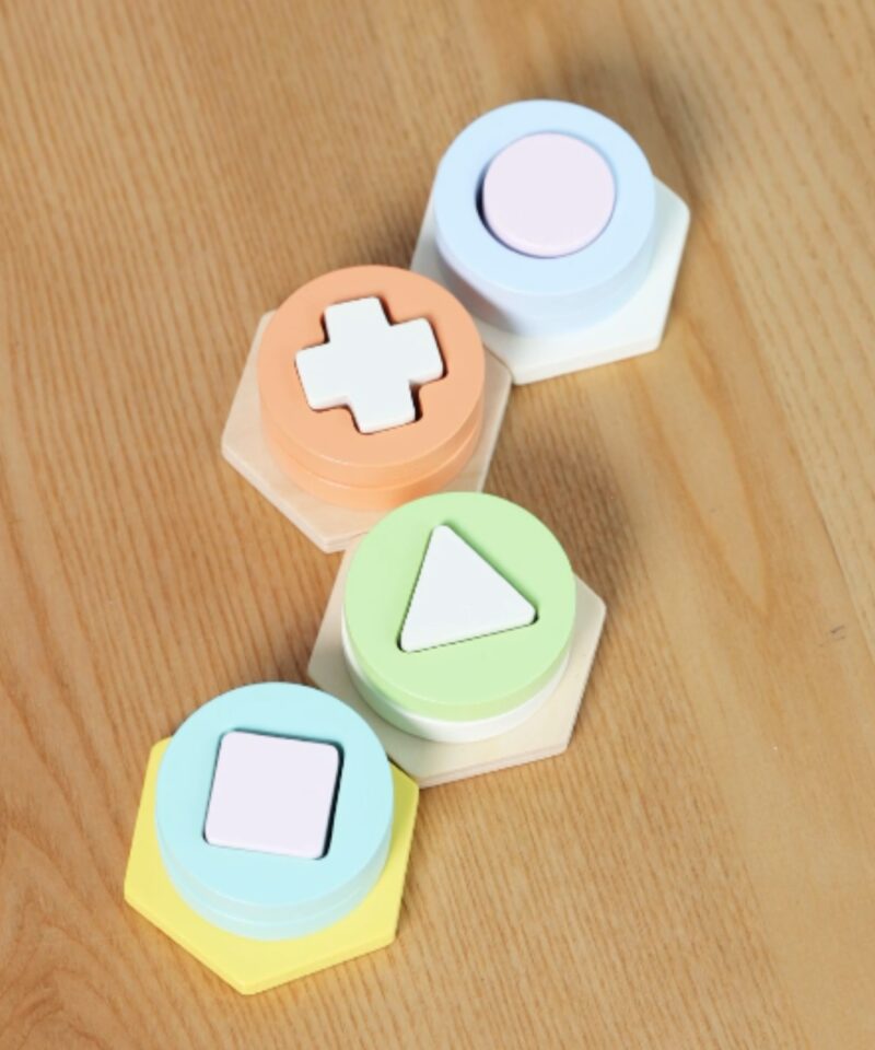 Värvilised pulgad ja klotsid mängus