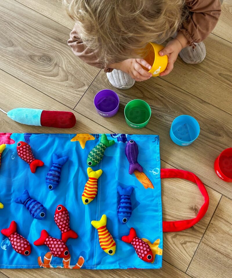 Värvilised plüüsist kalad ja õngeritv