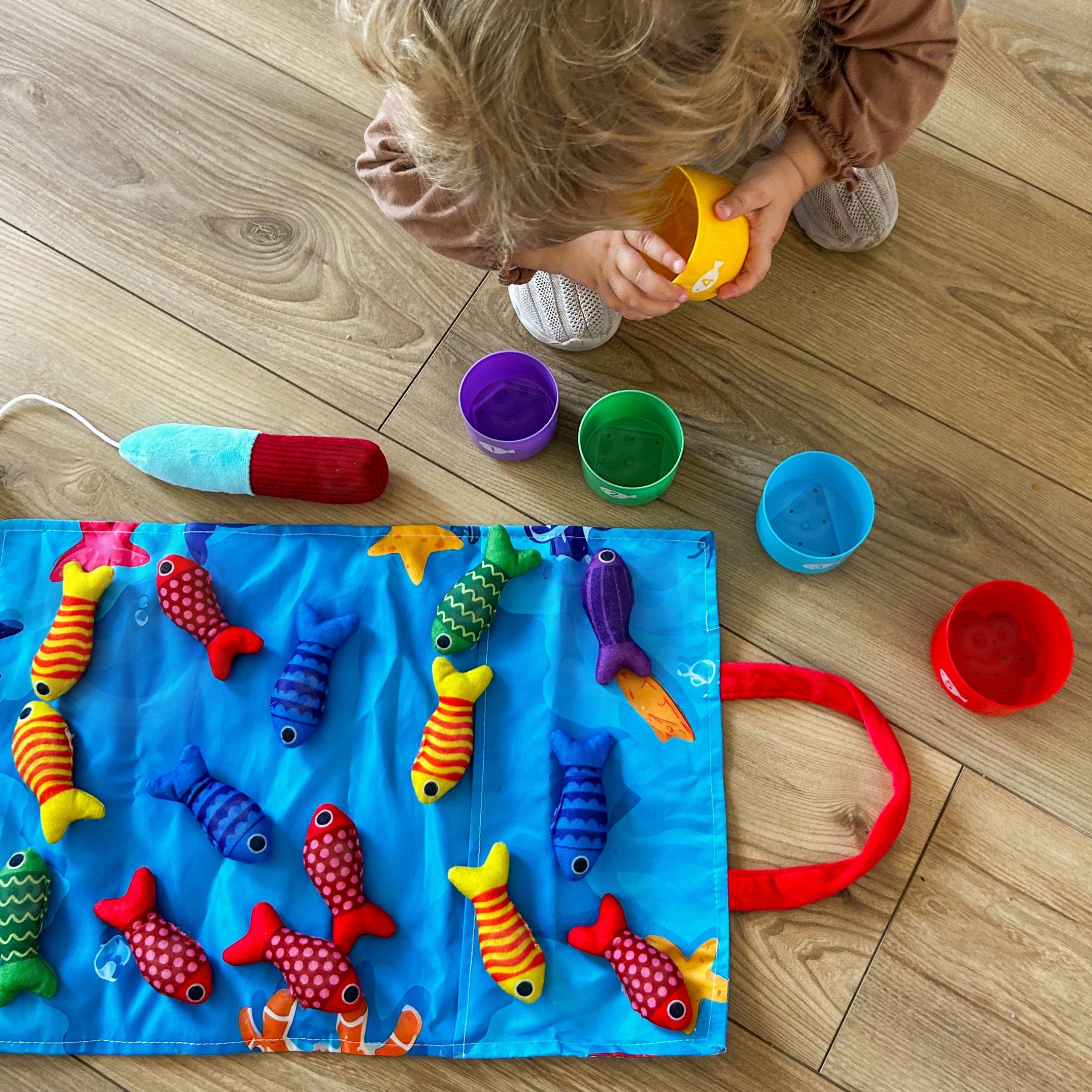 Värvilised plüüsist kalad ja õngeritv