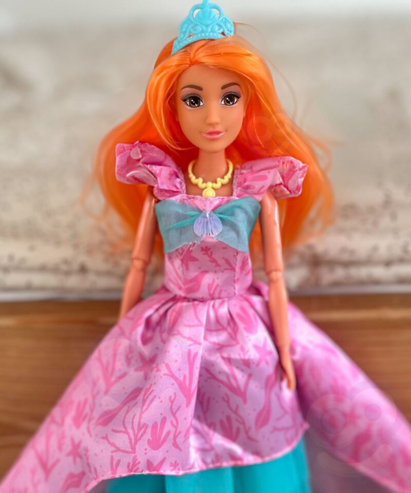 Printsessinukk pikakarvaliste roosade juustega