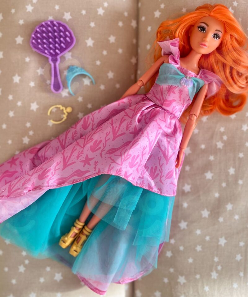 Nukk elegantse kammiga