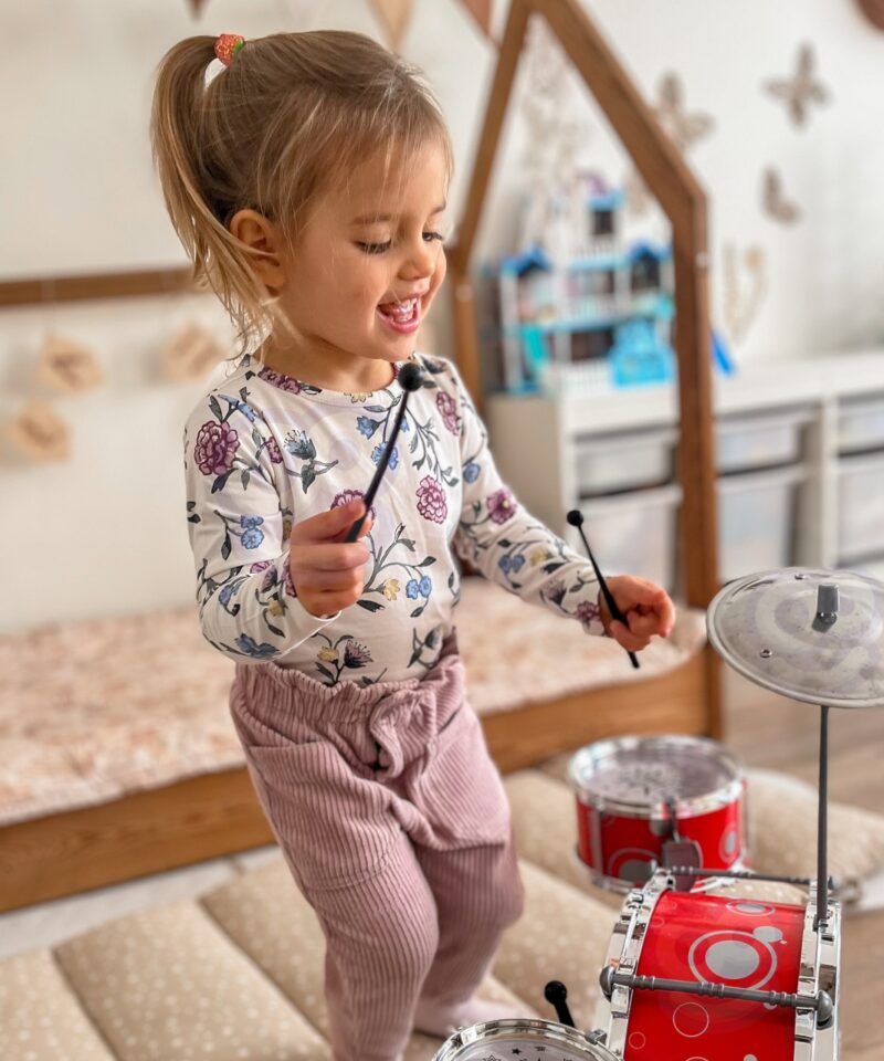 Komplekt sisaldab suurt kesktrummi