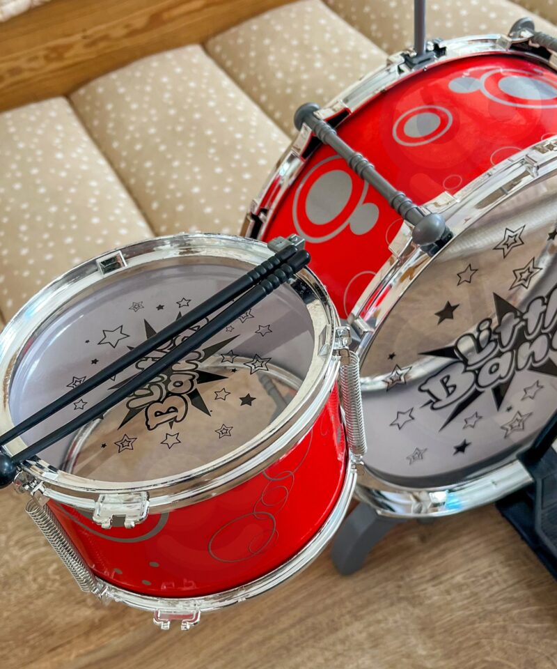 Komplekt sisaldab suurt kesktrummi