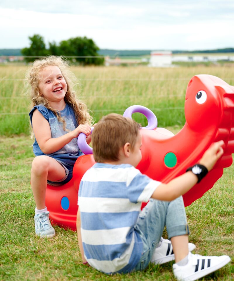 Lapsed kiikumas dinosaurus kiikhobusel