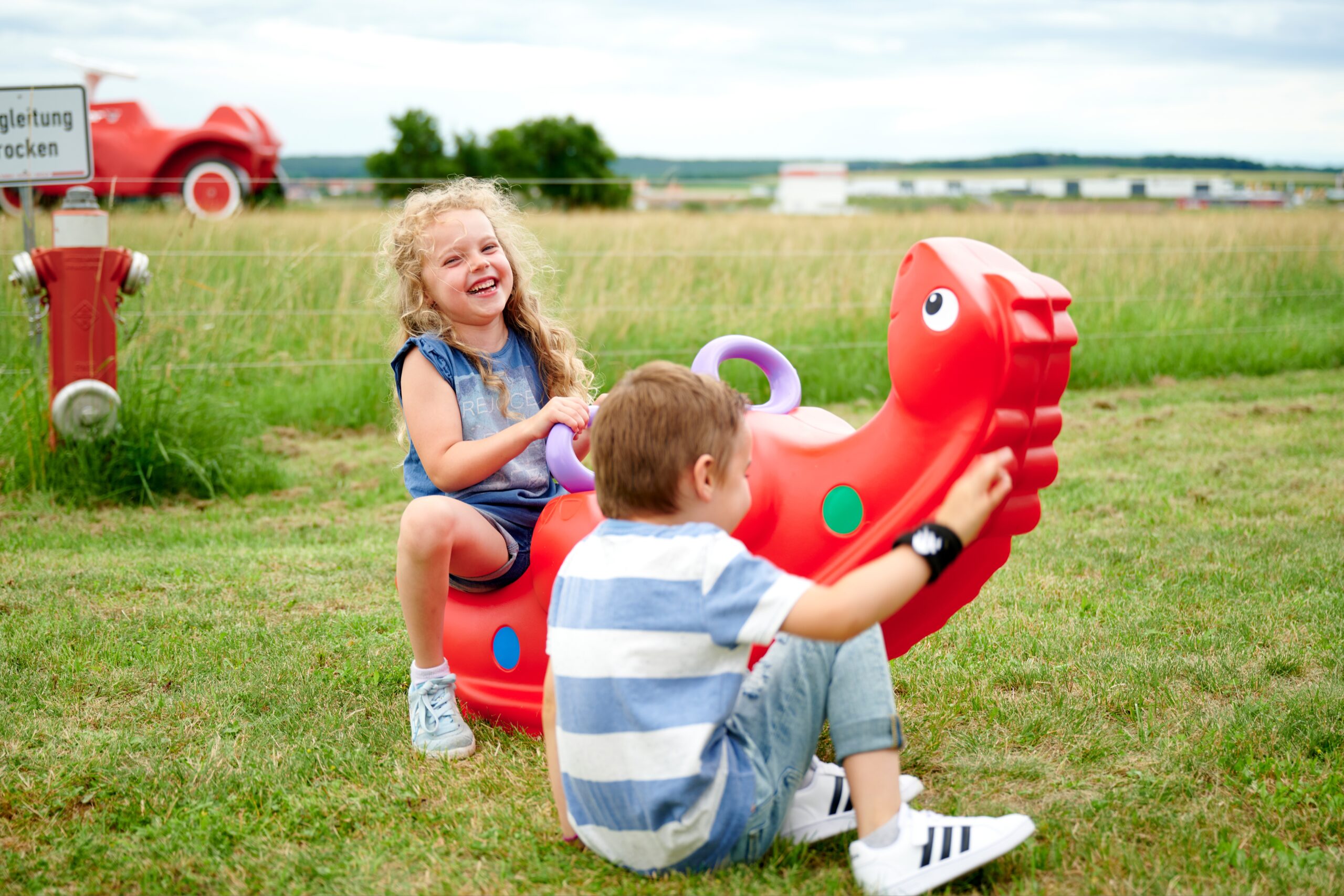 Lapsed kiikumas dinosaurus kiikhobusel