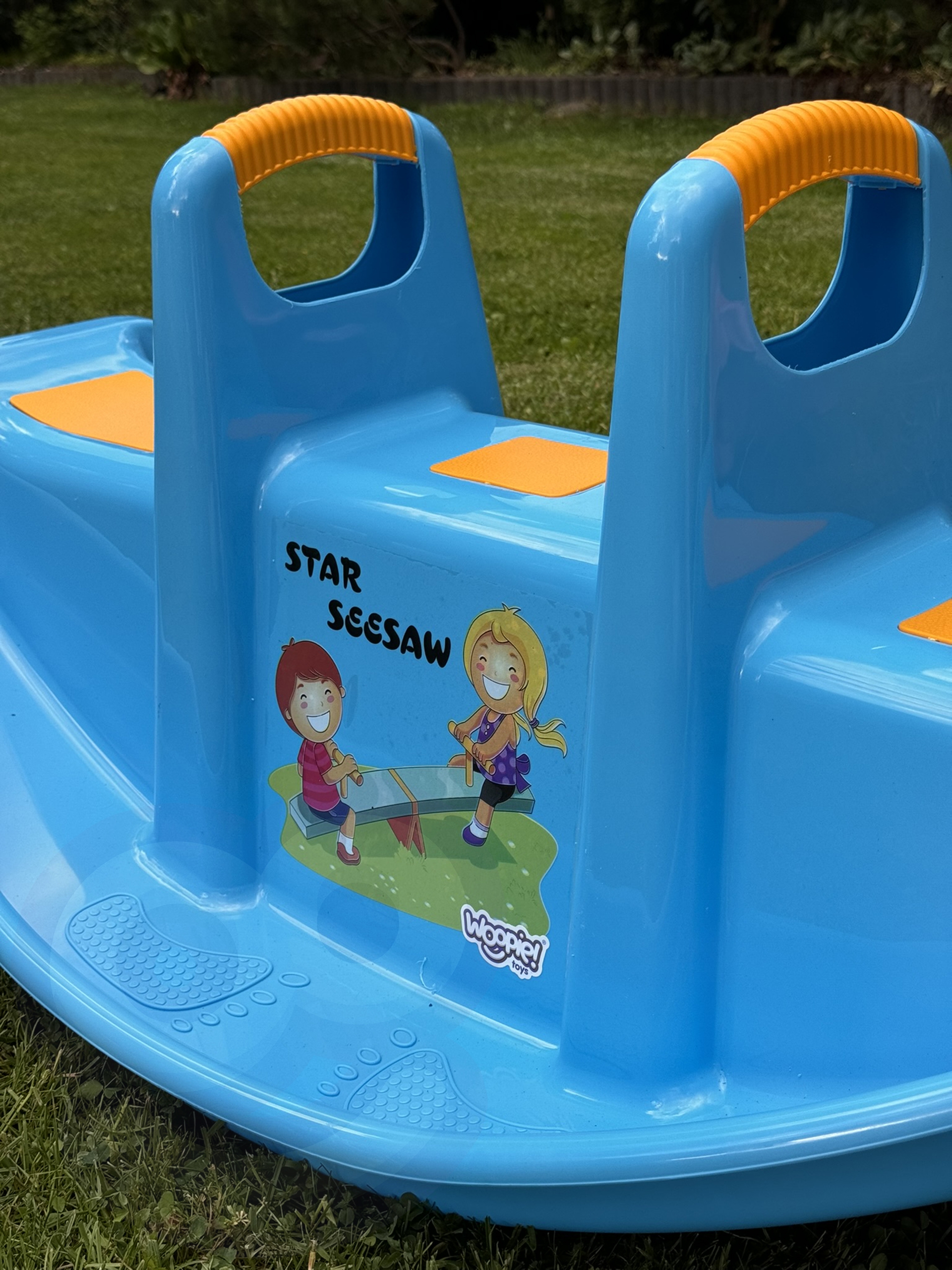 Turvaline kiik erksate värvidega