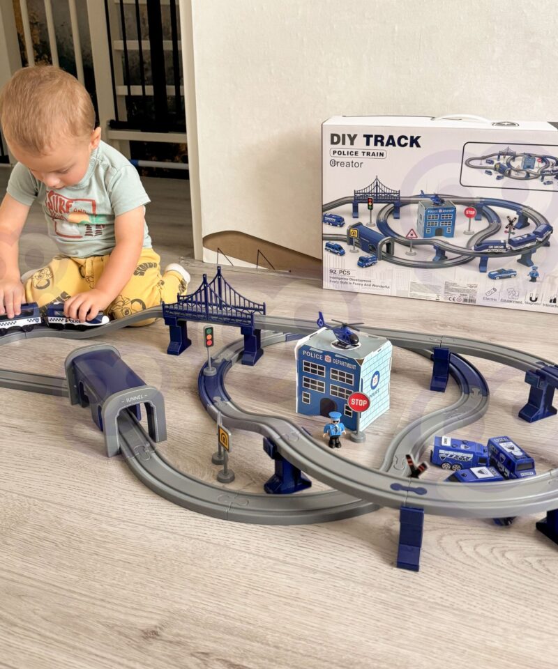 Mängurong koos politseiautode ja helikopteriga