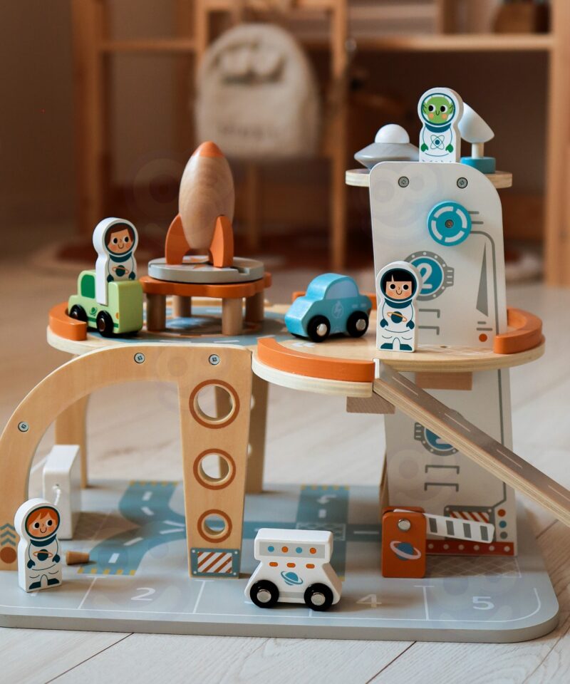 Astronaudid ja tulnukad mängukomplektis