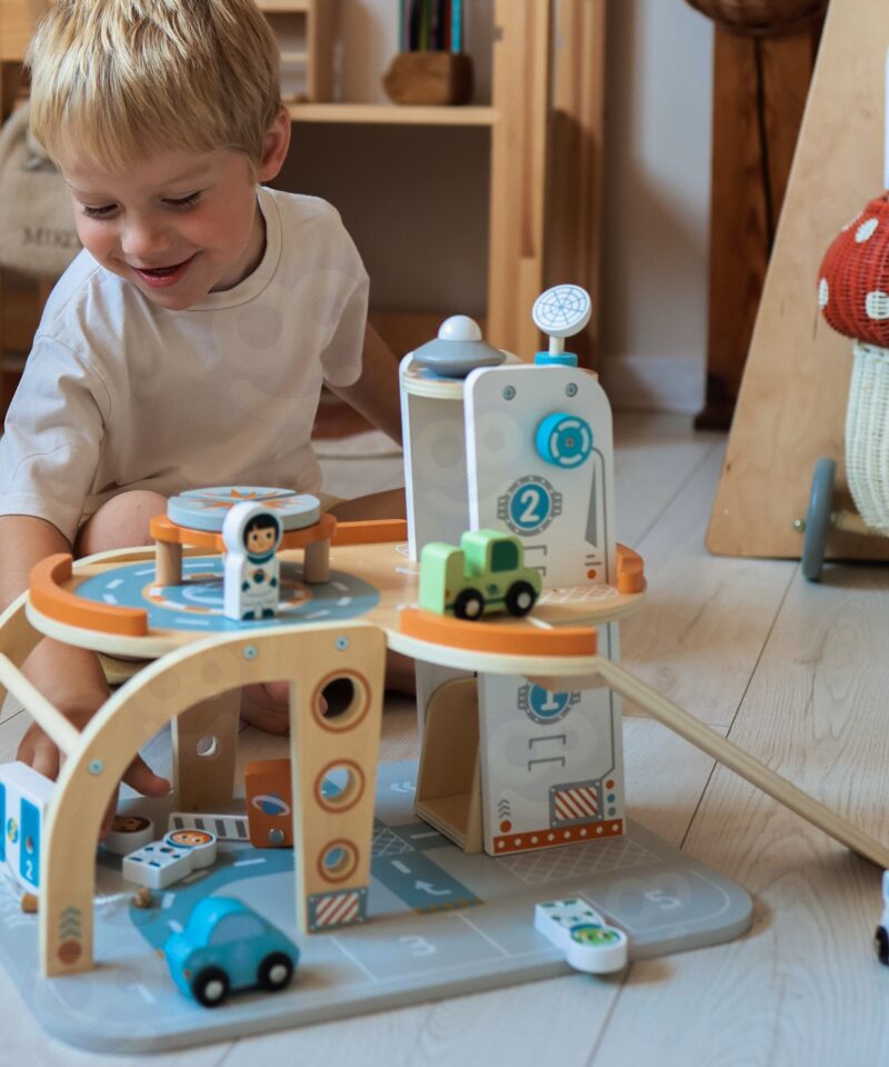 Mitmetasandiline kosmosejaam rampidega