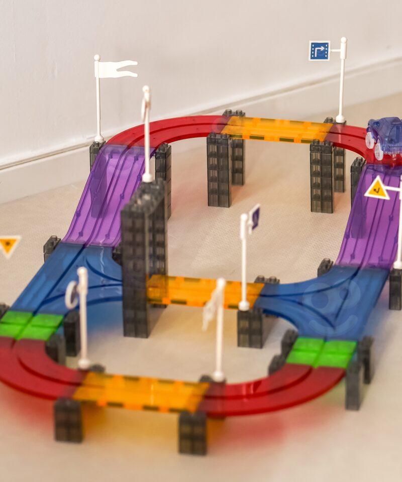 Ehita ja mängi magnetilise võidusõidurajaga