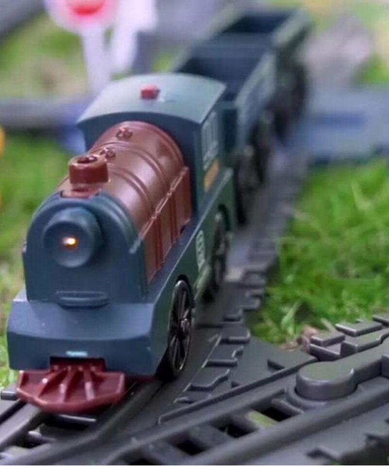 Lapsed mängimas elektriraudteega