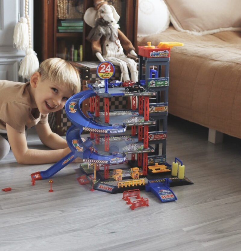 Värvilised autod ja helikopter mängukomplektis