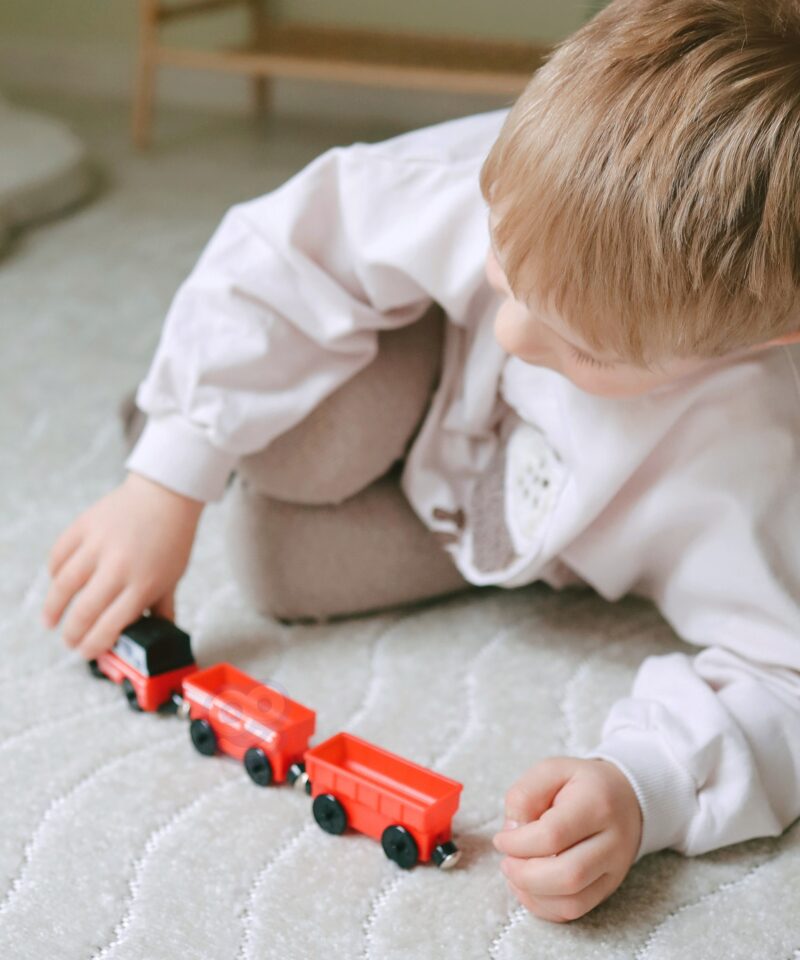 Lapsed mängimas elektrilise rongikomplektiga