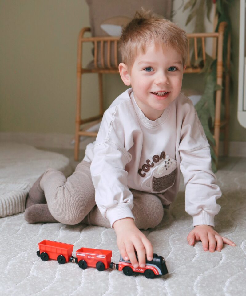 Värvikas elektriline rong ja vagunid