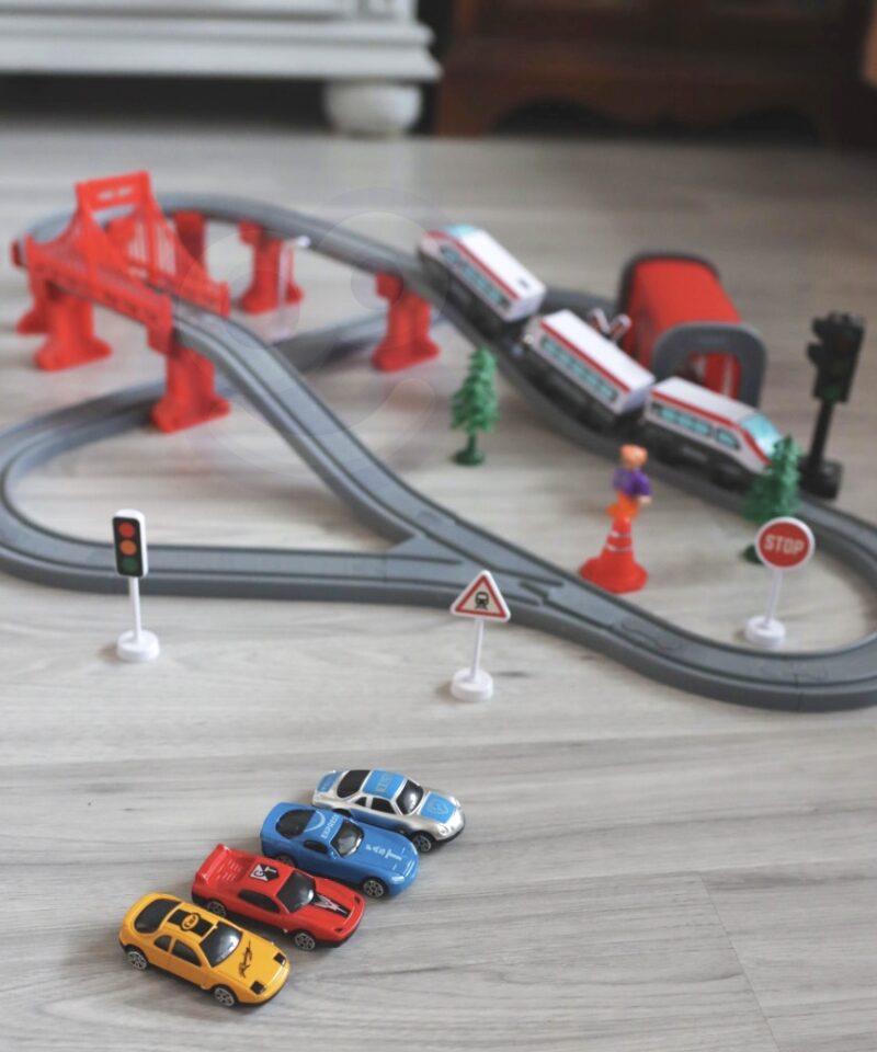 Värvikas rongikomplekt mängimiseks