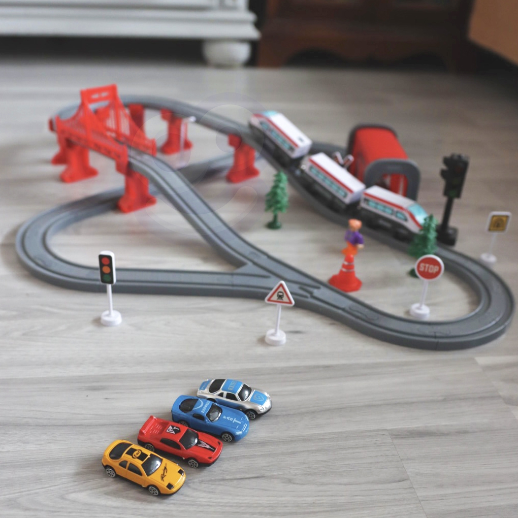 Värvikas rongikomplekt mängimiseks