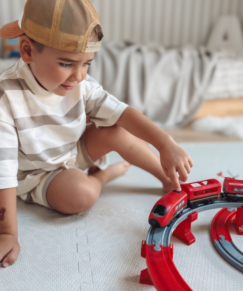 Lastele mõeldud rongirada mängimiseks