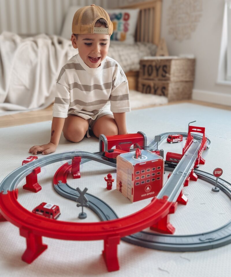 Patareidega töötav vedur ja vagunid