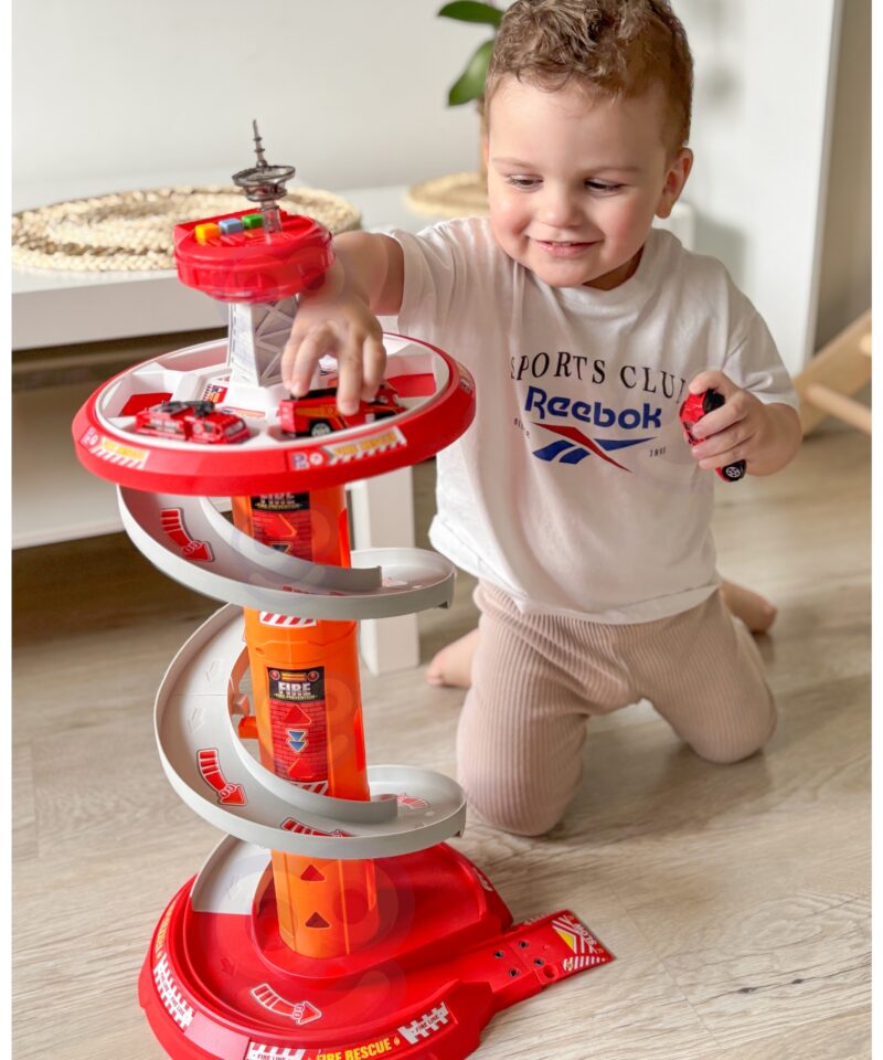 Parkimismaja koos tuletõrjeautodega