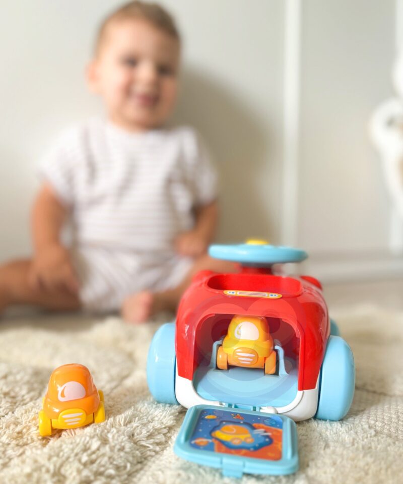 Katapuldiga suur auto ja kaks väikest sõidukit