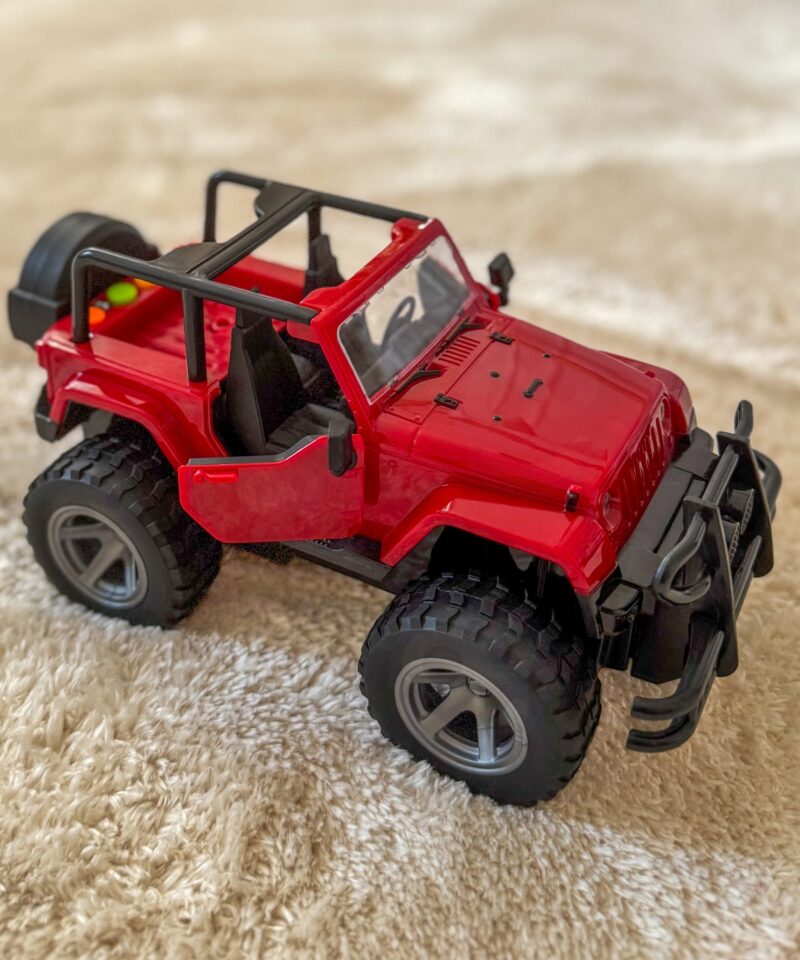 Realistlik punane mänguauto