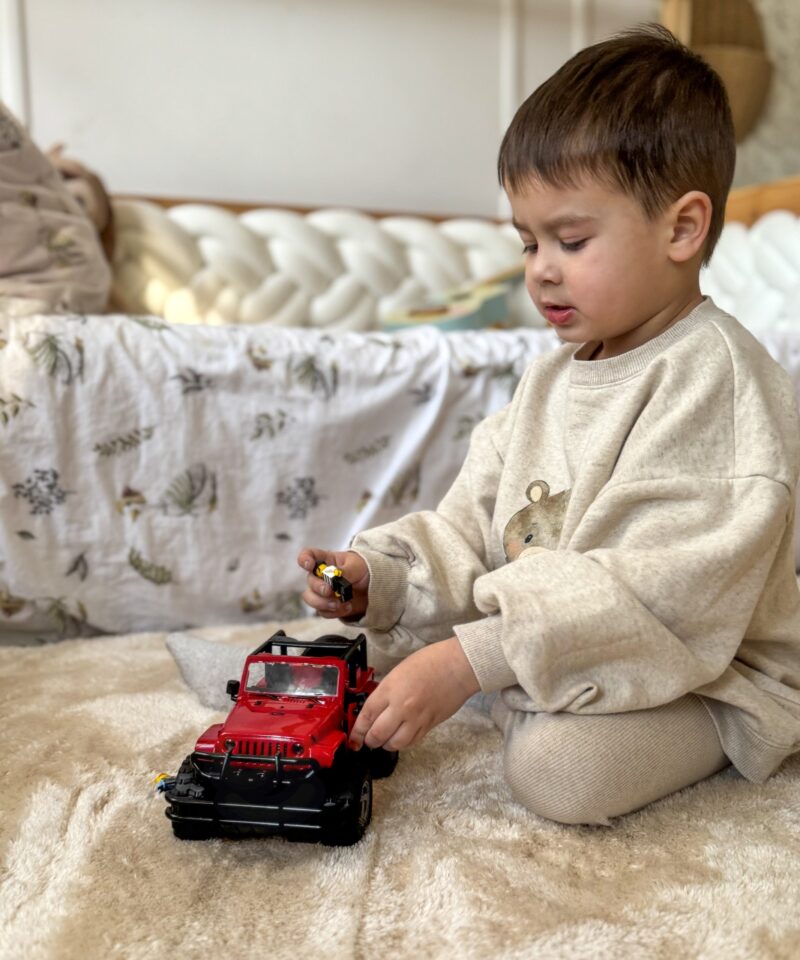 Mänguauto helendavate esituledega