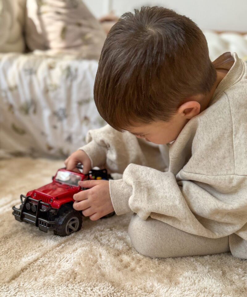 Avatavate ustega mänguauto