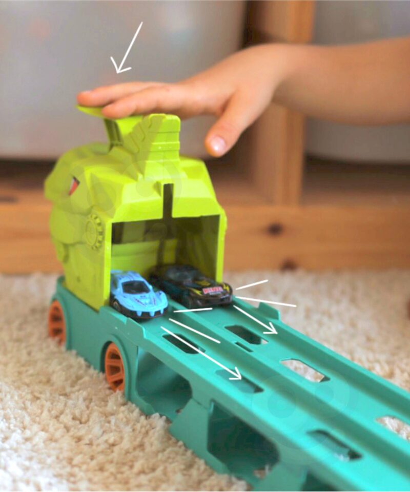 Lapsed mängimas dinosauruse mängutransporteriga