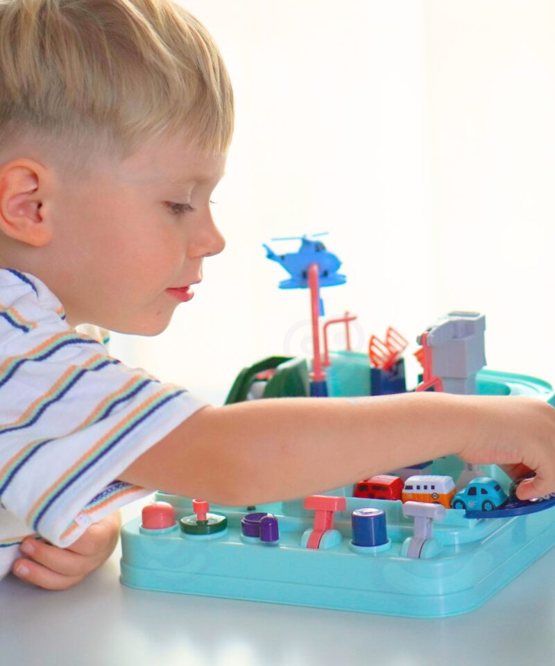 Põnev autode seiklusrada mängimiseks