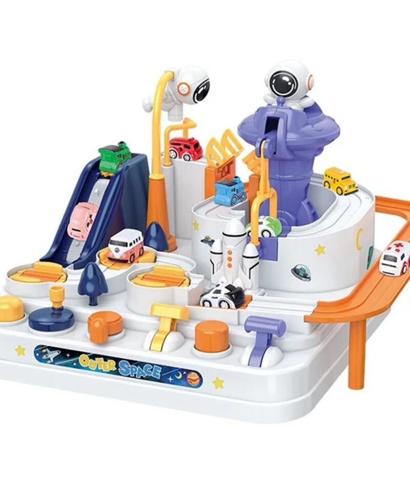 Lapsed mängivad autode takistusrada