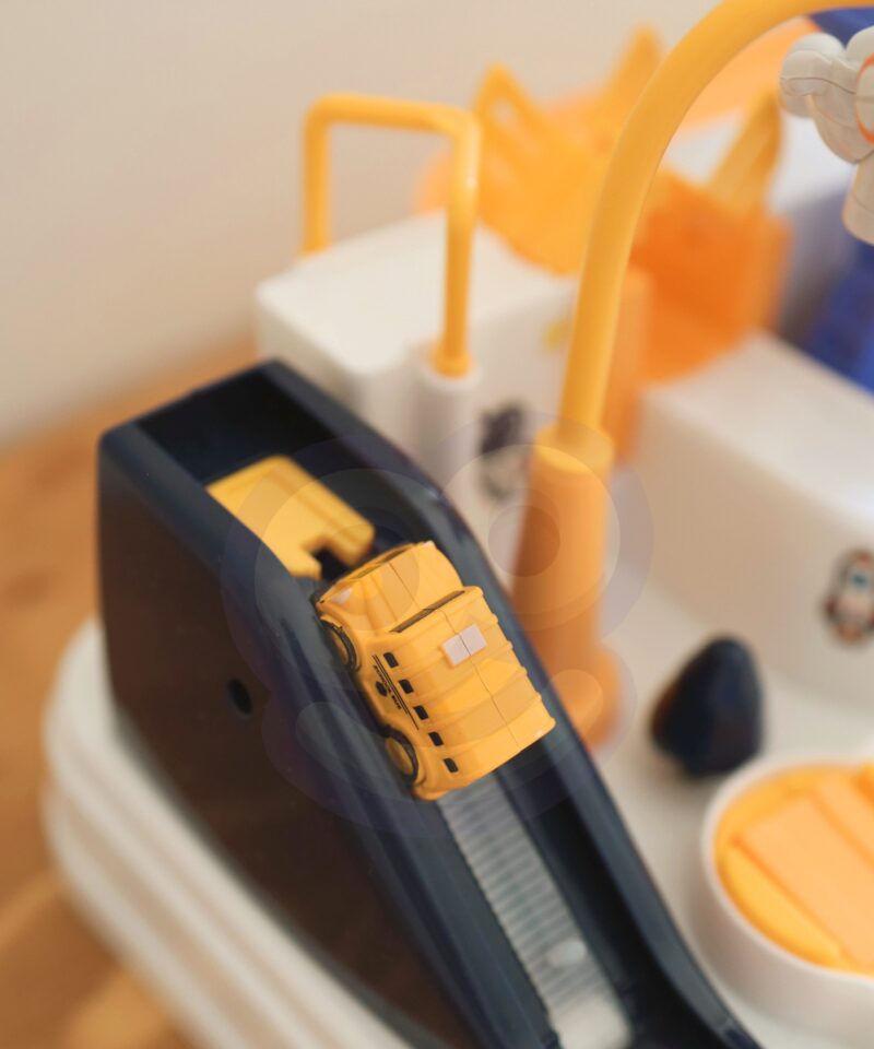 Magnetiga tõstetavad autod rajal