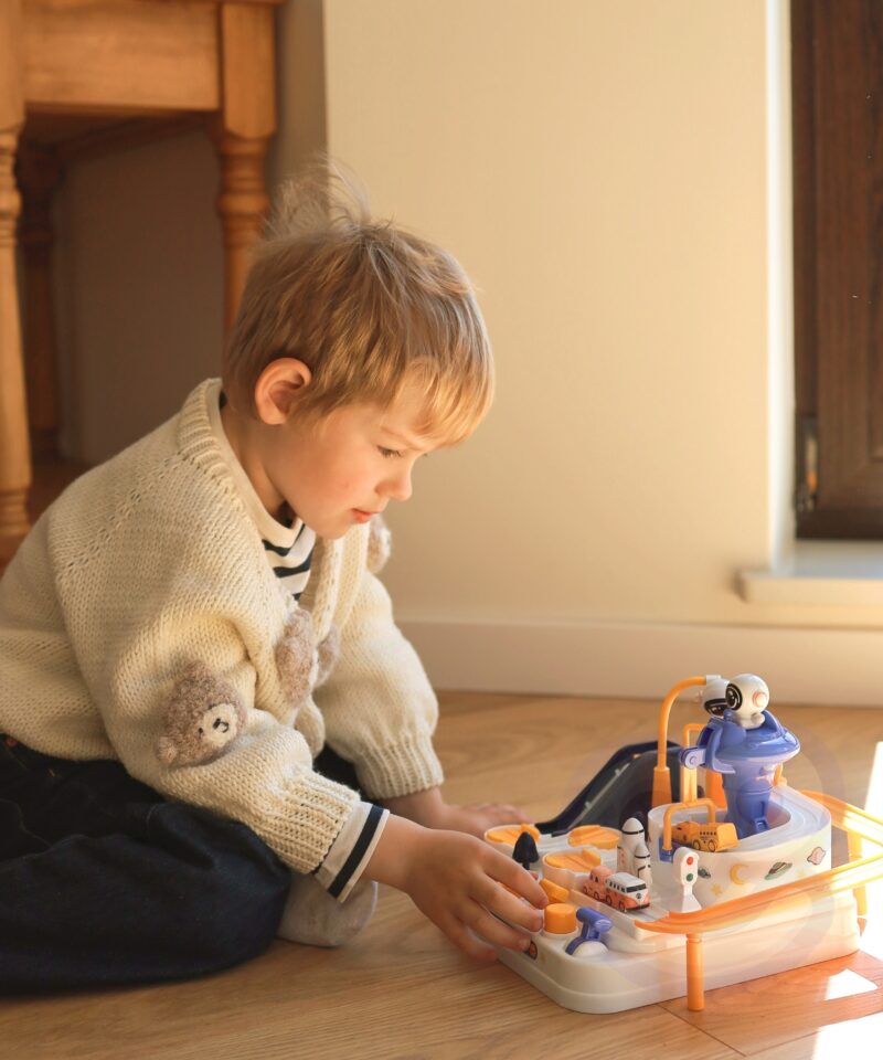 Magnetiga tõstetavad autod rajal