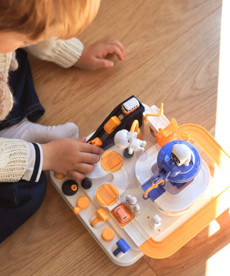 Magnetiga tõstetavad autod rajal