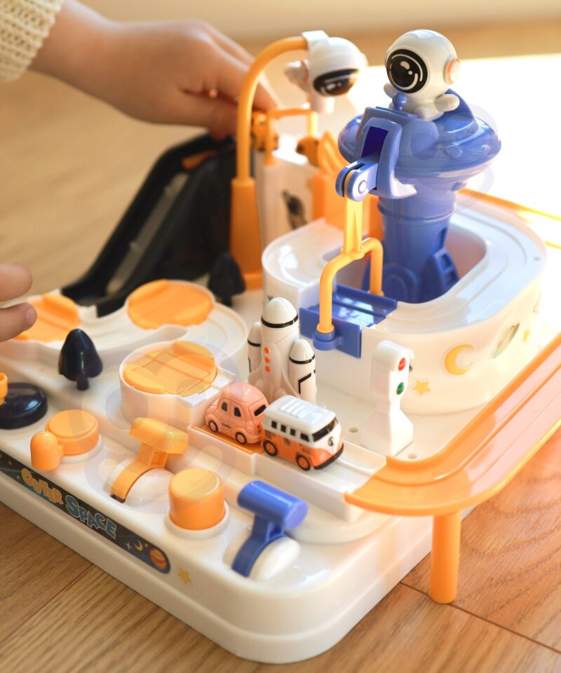 Magnetiga tõstetavad autod rajal