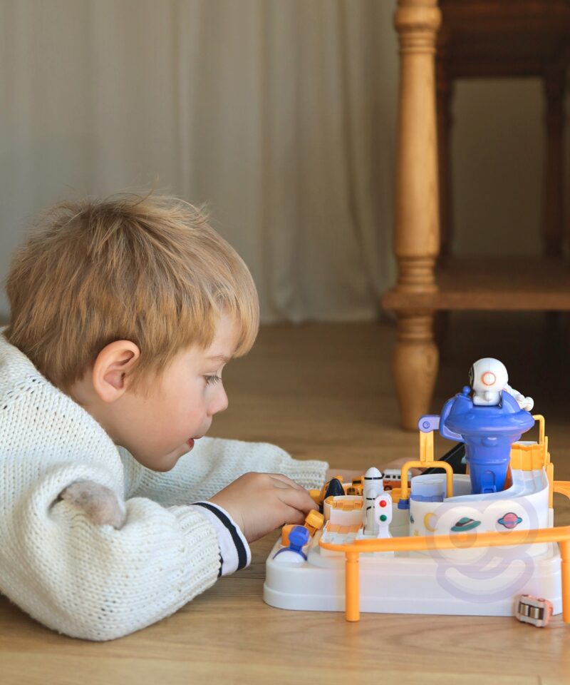 Magnetiga tõstetavad autod rajal