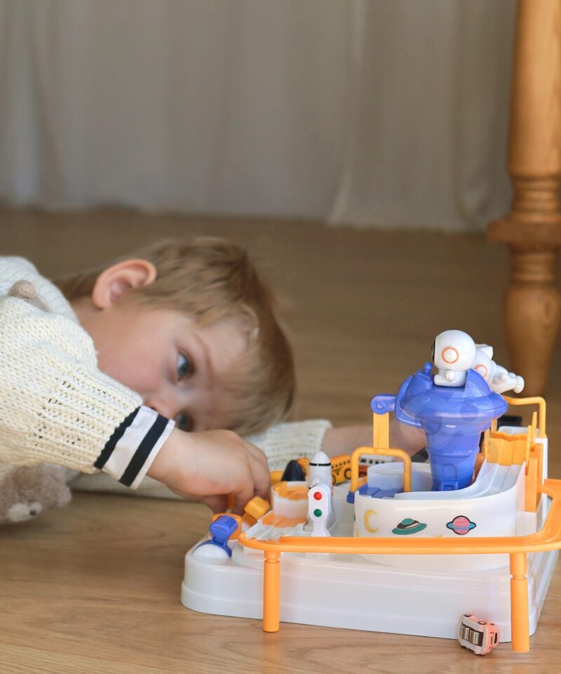 Magnetiga tõstetavad autod rajal