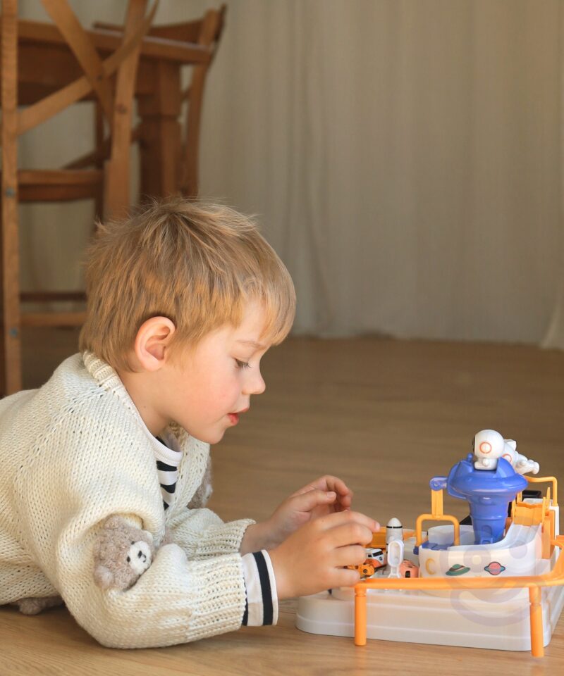 Magnetiga tõstetavad autod rajal